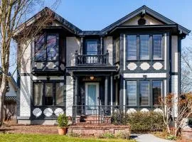 Spacious Proctor Tudor-Sleeps 16-Dog Friendly-Walk