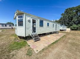 Homely Dog-Friendly Caravan At Valley Farm In Essex, Ref 46633V, hotel din Great Clacton
