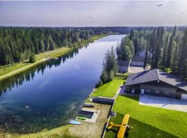 Lakefront Aviators Aurora Retreat, hotel em North Pole