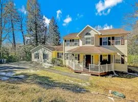 Spacious House with Hot Tub Game Room and Firepit