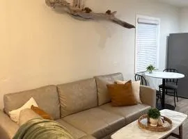 Cozy Apt Walk to Downtown & Greektown