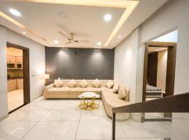 Villa Vista - 3BHK Villa with Penthouse & Private Bathtub, hotel a Indore