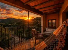 Casa rural en Terra Alta con vistas al Tossal d'Engrilló, cerca de la Vía Verde, espacios exteriores, doble barbacoa, ideal para familias, grupos y mascotas