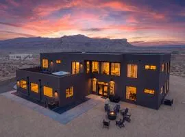 The Highlander - Luxe Hot Tub Firepit Views