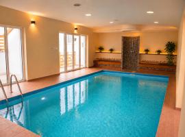 Villa Corvina, готель у місті Győrújbarát