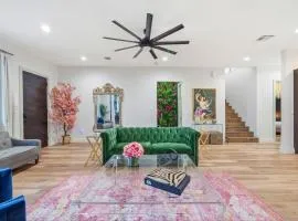 Houston's Downtown Bloom House - Spacious Floral Escape for Groups