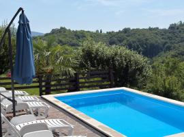 Wooden House with Pool near Zagreb by Destination Green Croatia, hotelli kohteessa Kupljenovo