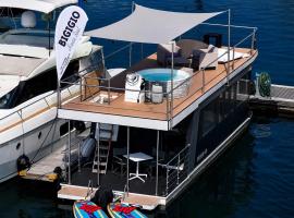 NEON Bigigio House Boat, готель у місті Lisanza