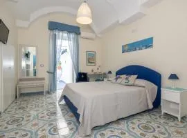 Libeccio - flat with terrace and sea view, perfect for up to 3 guests