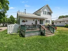 Cozy Downtown Cottage Near Beach and Pier