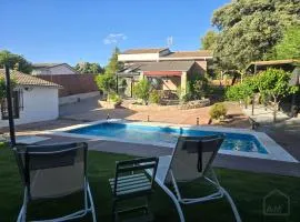 La Casita en Maello - chalet privado con piscina, barbacoa y chimenea