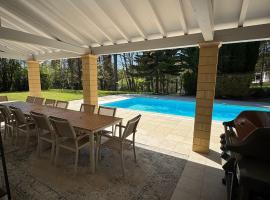 Manoir et Appartements avec piscine au Domaine de Bize Mirepoix, hotel u gradu 'Mirepoix'