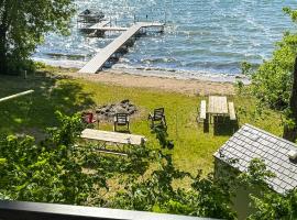 Waterfront Leech Lake Cabin: Dock, Fire Pit, Deck, hotel i Cass Lake