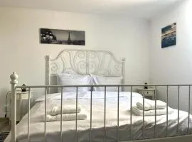 Level One Apartment - Central & Close to Train Stration