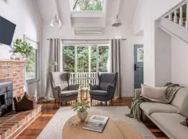 Cosy 2 Bedroom Cottage with spabath and fireplace