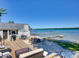 Private Beach & Dock: Little Traverse Lake Cottage, hotelli kohteessa Maple City