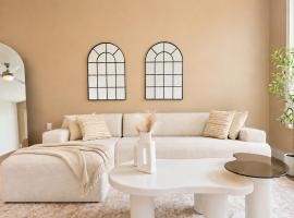 Luxury Stay Near Disneyland With Pool Gym & Free Parking, hotel u gradu 'Santa Ana'