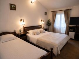Millenium Sibiu Guesthouse with "PARKING" Motorcycle Friendly Travel Routes - Ride The Roads - Discover Sibiu - Rest In Confort, khách sạn ở Sibiu