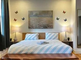 Forest Breeze - Studio Downtown with King Bed Unit 409