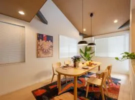 4 Bedrooms Vacation house for 8, Limousine bus to Haneda Airport, Direct bus to Disney, Free Parking available, 5-minute walk to the station , 2 toilets, 70inch TV