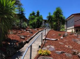 4 Bedroom Mid-Century Home with Ocean Views, hotell sihtkohas Bundeena