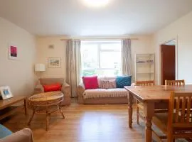 2BDR Sandymount Apartment Near Beach and DART