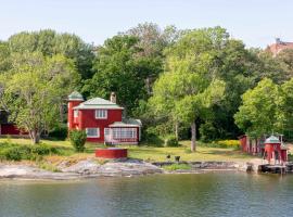 Historic Waterfront House Lidingo with Private Dock, hotel a Lidingö
