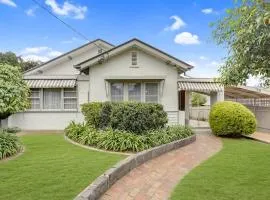 Family home, pet friendly, sleeps 10, CBD 1km