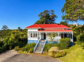 Crescent Villa - Stay Waiheke, hotel in Ostend