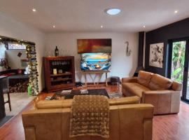 Out of Africa - 5 Bedroom indoor outdoor living with 2 firepits and sunroom, hotel in Cape Town