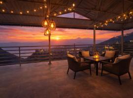 The Four Season Resort Mussoorie - top rated & most awarded aroperty in mussoorie, хотел в Мусори