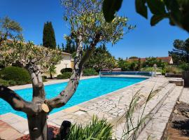 Détente & Fraîcheur, Jacuzzi Piscine et Petit-déjeuner à 10min de Carcassonne, hotel em Malves