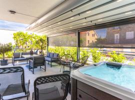 Bijelić Luxury Apartment with Jacuzzi, hotel a Okrug Gornji