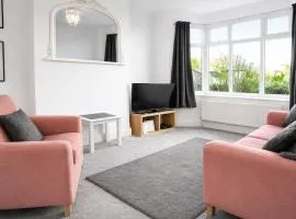 Grantham Stays - 3BR Home in Grantham, Sleeps 5, WIFI, Parking