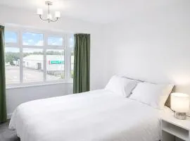 Grantham Stays - Harlaxton 3BR Home in Grantham, Sleeps 5, WIFI, Parking