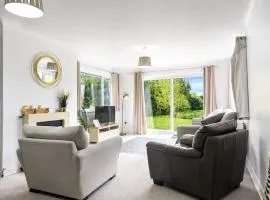Grantham Stays 6BR, Sleeps 11, WIFI & Parking