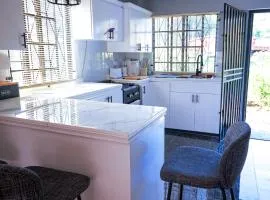 Sea Breeze Holiday Apartments 3 Minute Walk to Black Sand Beach