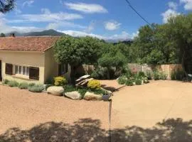 Spacieuse maison à Lecci avec jardin et aire de jeux