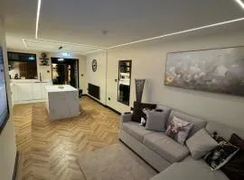Luxury 3 Bed Boutique Home with 3 Ensuite Bedrooms