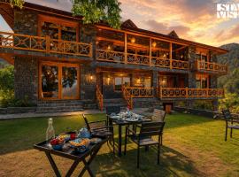 StayVista at Mountain Mirage with Bonfire, hotel Szolanban