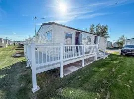 Lovely 8 Berth Caravan With Decking At Clacton-On-Sea In Essex Ref 28029Dw