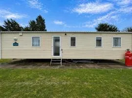 Superb 8 Berth Dog Friendly Caravan To Hire In Norfolk Ref 10054B