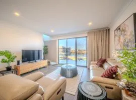 Koala Stay Harbour Waterfront Escape - New Port Pearl