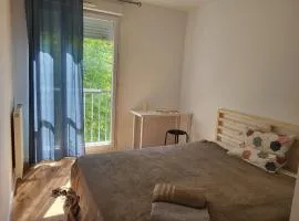 1 chambre double privée et securisée dans un appart avec espace partagé