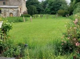 Dog friendly cute cottage in N Yorks village 10 miles nth of York