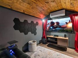 Cute Couples Cabin with Hot Tub Theater Fire Pit, Hotel in Sevierville