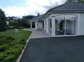 Haute-loire Tence Belle maison neuve plain-pied 4 étoiles avec parc arboré clos, hotel di Tence