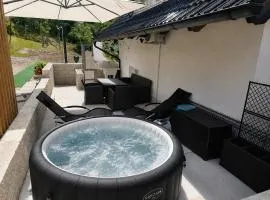 Holiday Home Meadow&Vines with Hot Tub