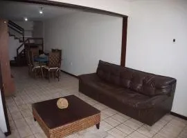 Apartamento Duplex a 500 metros do FIG,acomoda ate 14 hospedes