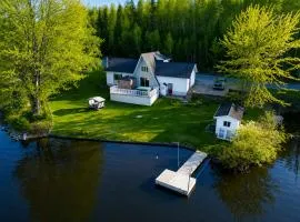 Anse au Soleil Levant, Maison complete au bord du Lac Cameron